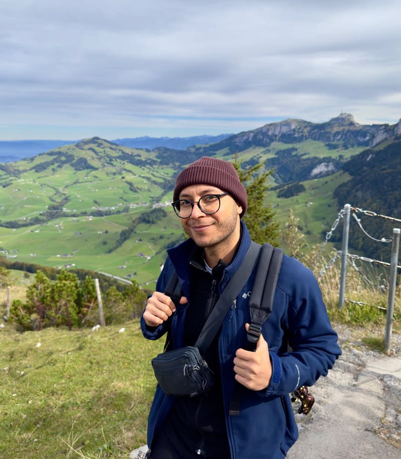 [Imagen del fundador con aspecto pensativo pero amigable]